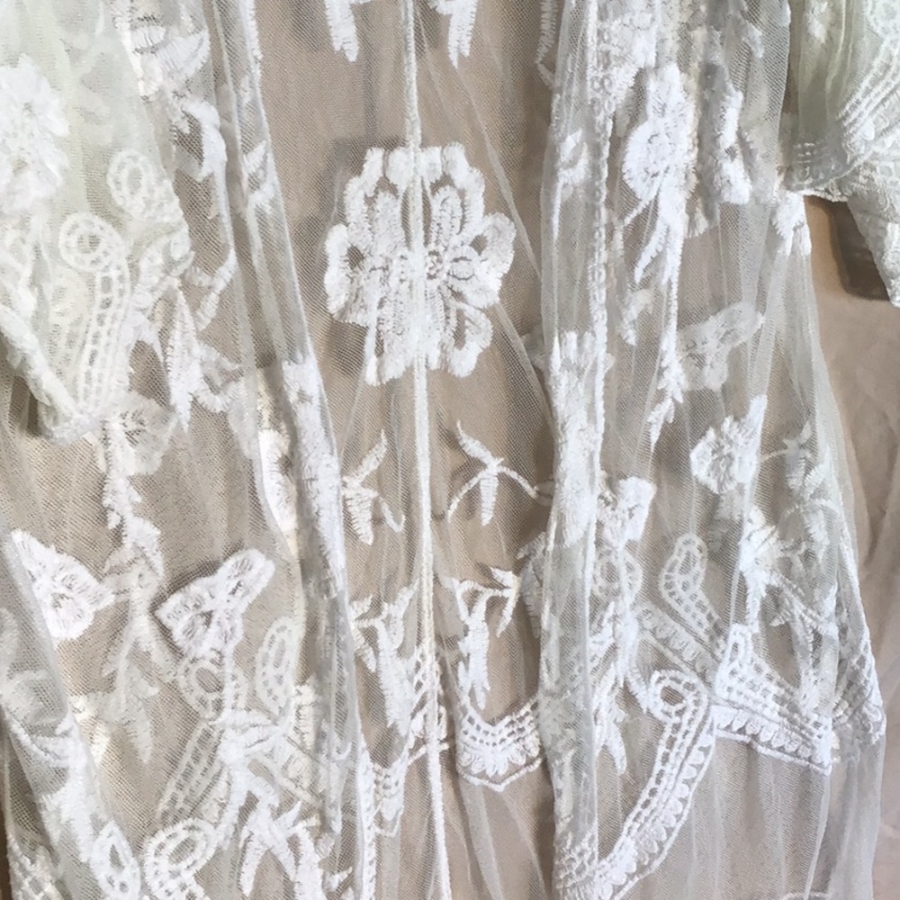 Charlotte Russe White Lace Kimono with Scalloped Hem size L - Picture 2 of 8